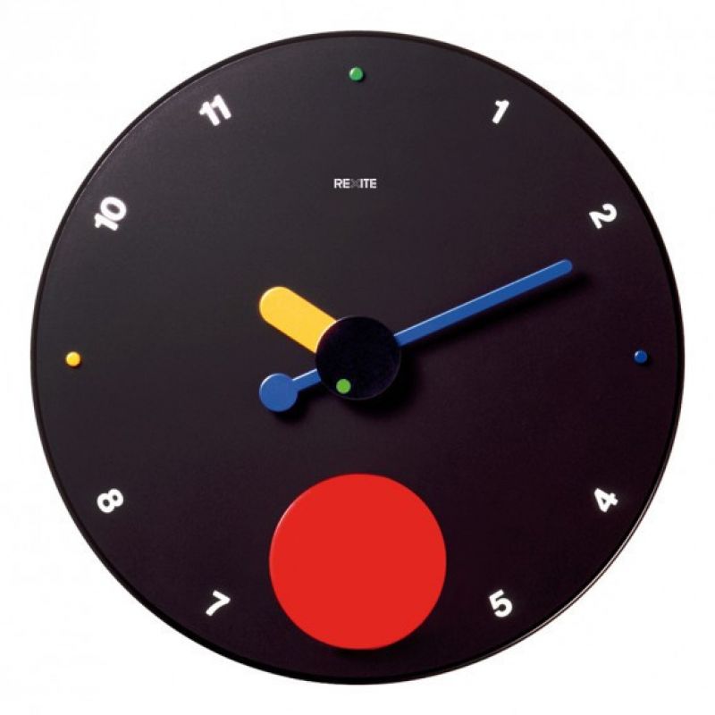 Schwarze Contrattempo Wanduhr von Rexite mit farbigen Akzenten und Pendel. Design Wanduhr für Wohnzimmer.
